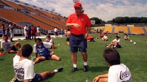 Nelson Acosta dirige la práctica de la Selección Chilena en 1998