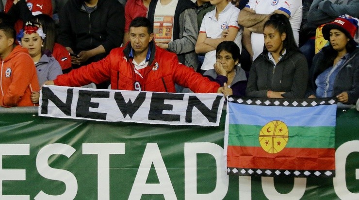 La bandera mapuche ha estado pernamentemente presente en los estadios del fútbol chileno (Agencia Uno)