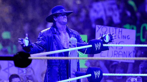 Undertaker haciendo su mítica pose al ingresar al ring.