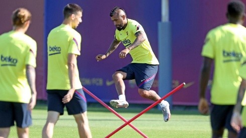 Arturo Vidal se entrena en la última práctica del Barcelona para enfrentar a Athletic de Bilbao