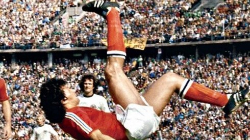 Elías Figueroa mete una chilena en el Mundial 1974