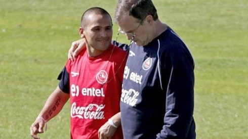 Marcelo Bielsa junto a Humberto Suazo en un entrenamiento de la selección chilena