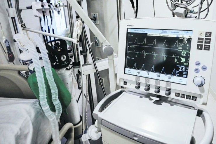 Imagen de referencia de un ventilador mecánico, el cual permite suplir la función respiratoria en ciertos casos críticos, como las complicaciones derivadas por el coronavirus.