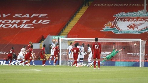 Alexander-Arnold se despachó un golazo de tiro libre ante el Crystal Palace