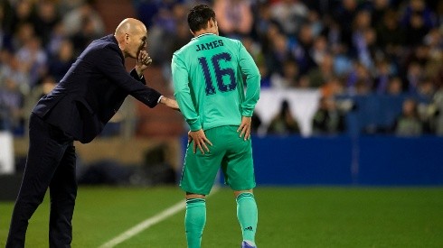 James Rodríguez escucha las instrucciones de Zinedine Zidane