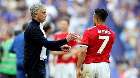 Alexis se saluda con José Mourinho