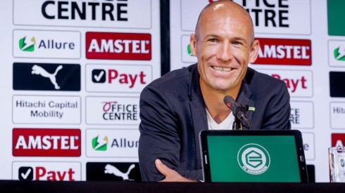 Robben firmó por una temporada en Groningen.