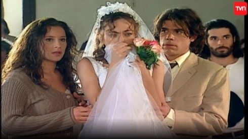 Sigrid Alegría, Patricia Rivadeneira y Álvaro Rudolphy en "Aquelarre", de TVN.