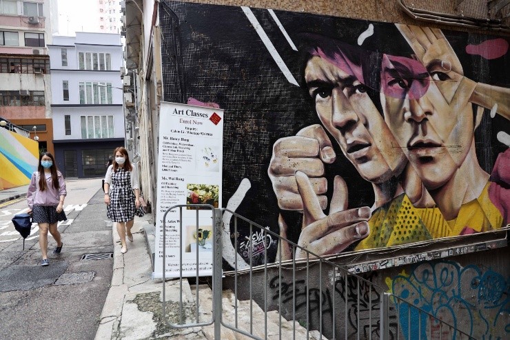 Las calles de Hong Kong recuerdan a Bruce Lee por la importancia internacional no solo de sus películas. Su filosofía de vida es estudiada hasta nuestros días.