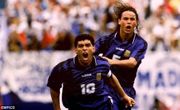 Este gol de Diego Armando Maradona ante Grecia será el último de su carrera con la albiceleste.