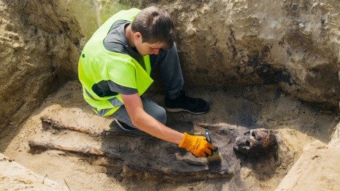 Encuentran fosa común con restos de niños con monedas en la boca del siglo XVI