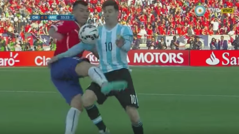 La recordada patada de Medel a Messi en la final de la Copa América