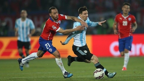 Marcelo Díaz jugando la final de la Copa América y marcando a Lionel Messi