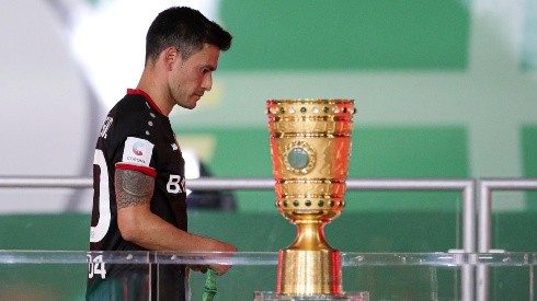 Charles Aránguiz no pudo quedarse con la Pokal alemana.