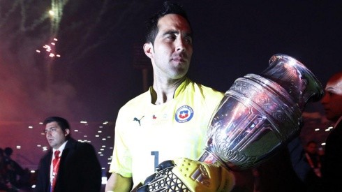 Bravo y el trofeo de la Copa América 2015.