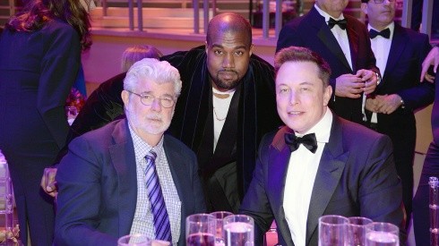 George Lucas, Kanye West y Elon Musk en una gala.