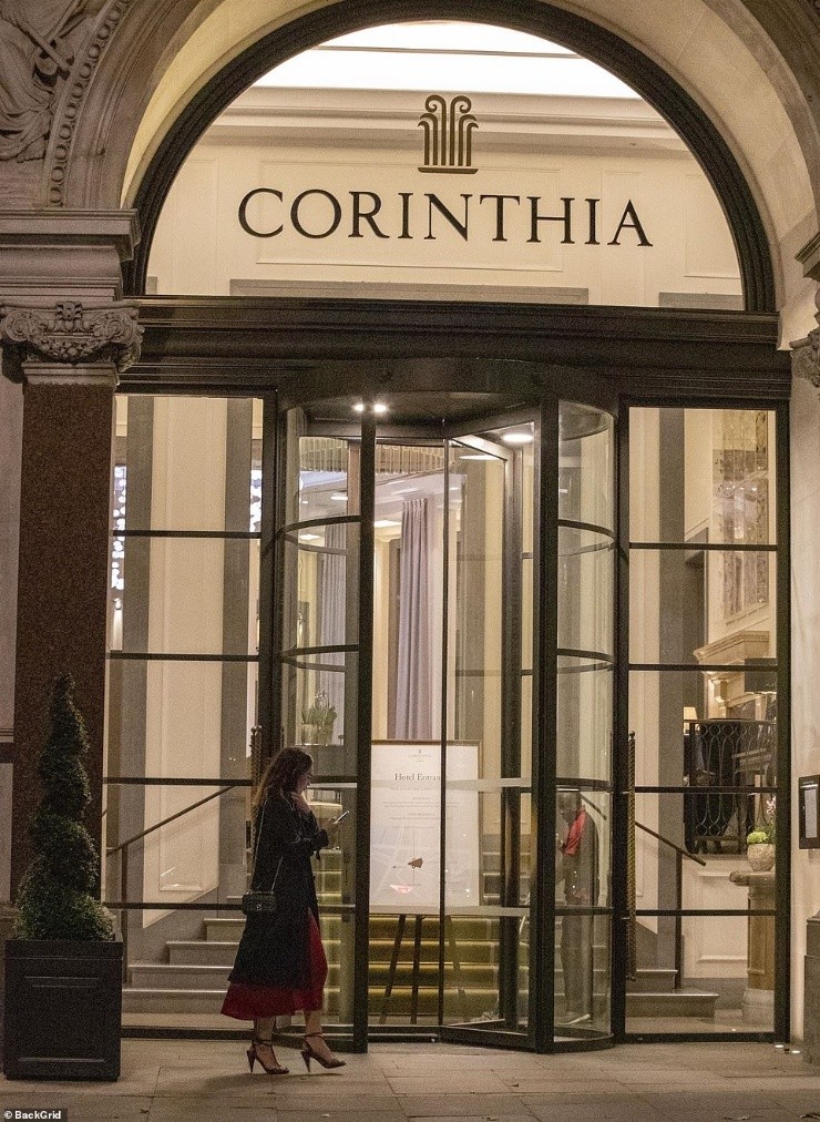 Lily James encaminándose al mismo hotel, tras descender del taxi, minutos después. (Foto: Daily Mail)