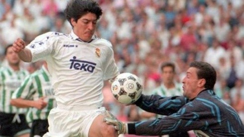 Iván Zamorano fue genio y figura en el Real Madrid. Y aprovechó de pegarle su raspado al Barcelona