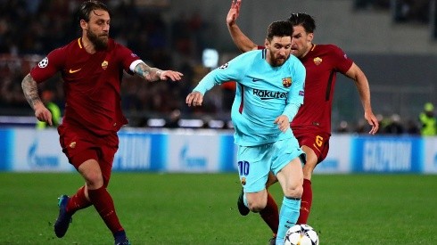 Daniele de Rossi enfrentando a Lionel Messi