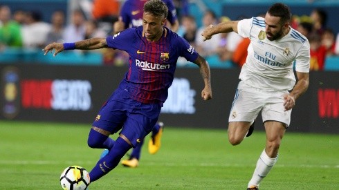 Neymar ante Carvajal en un clásico español