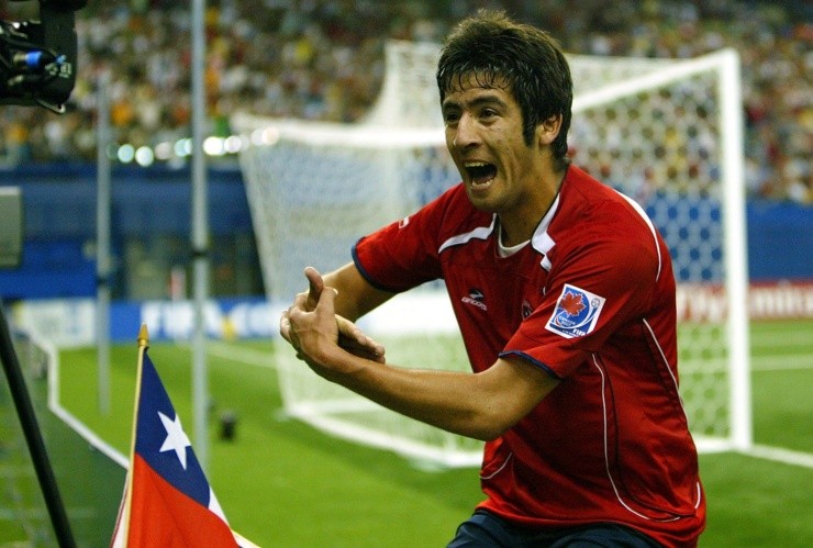 Mauricio Isla es otro de los nombres que comienza a brillar en la Selección Chilena de aquel Mundial Sub 20 de Canadá 2007.