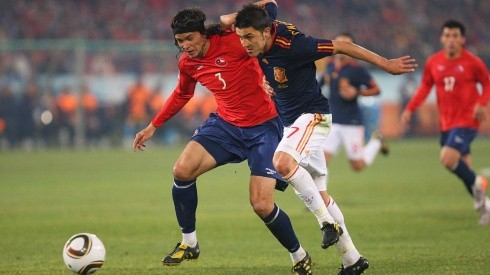 David Villa y Waldo Ponce luchando una pelota en el Mundial