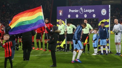 Antes de un partido de Premier League se muestra la bandera LGBT