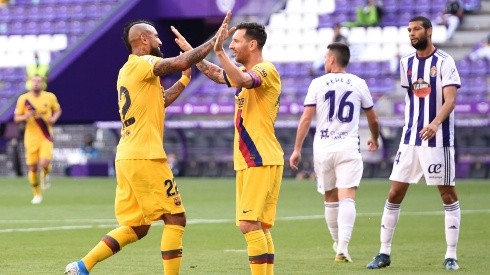 Messi festeja junto a Vidal el gol del King