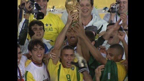Ronaldo se consagra con la selección brasileña en Corea y Japón en ell 2002, encuentro que podrás ver en televisión este lunes 13 de julio.