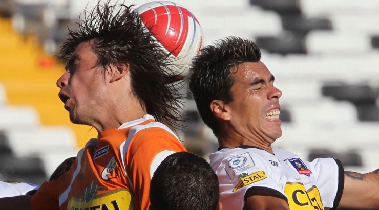 Esteban Paredes en acción ante Cobresal en 2011, donde marcó un polémico gol que posteriormente le valió el récord (Agencia Uno)
