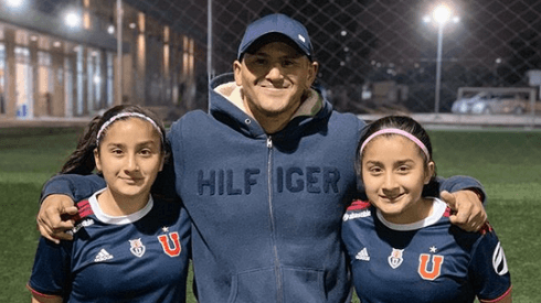 Humberto Suazo junto a sus hijas en el Centro Deportivo Azul