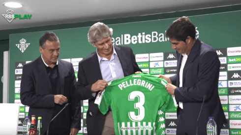 Manuel Pellegrini posando con la camiseta de Betis