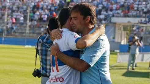 José Luis Sierra se abraza con el Chiqui Cordero