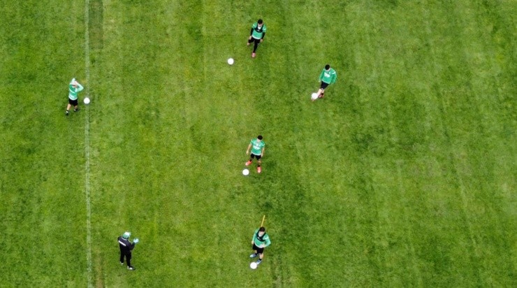 Este jueves finalmente podrán entrenar en cancha todos los equipos de Primera y Primera B en el fútbol chileno (Agencia Uno)