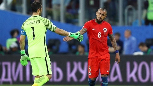 Arturo Vidal y Claudio Bravo se saludan luego de una victoria de Chile