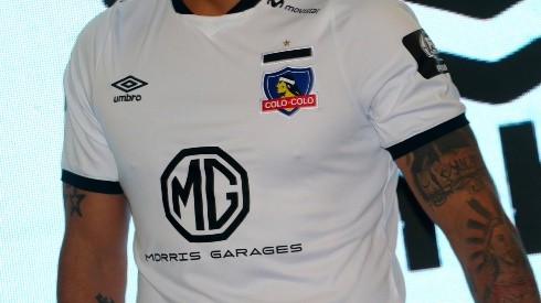 La camiseta Umbro de Colo Colo se presentó hace un año y el Cacique la ha ocupado desde entonces. Lo dejará de hacer en diciembre para dar paso a una nueva marca.