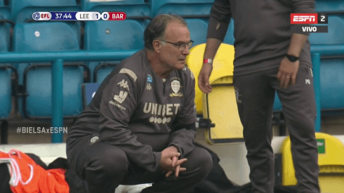 Marcelo Bielsa vive con nerviosismo el partido de Leeds