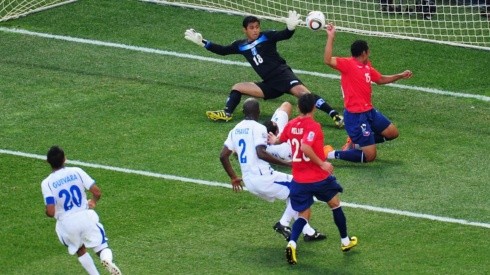 El momento en que Jean Beausejour marcaba el primer gol de Chile en Sudáfrica.