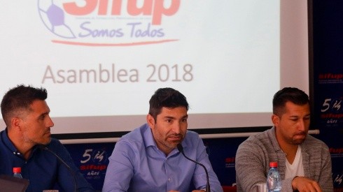 Gamadiel García junto a su directiva