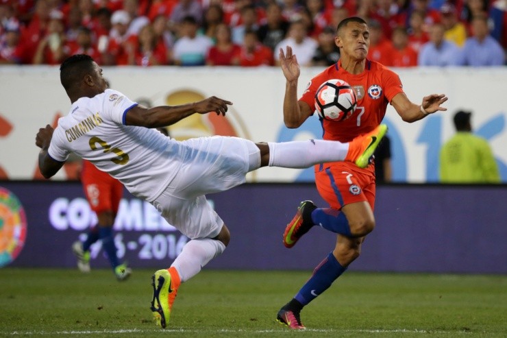 Harold Cummings disputando el balón con Alexis Sánchez durante el partido con la Selección Chilena en la Copa América Centenario 2016 en Estados Unidos.