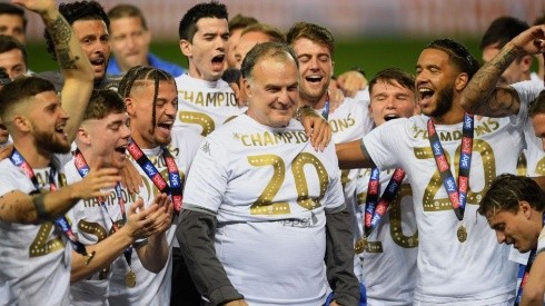 Marcelo Bielsa celebrando el ascenso con Leeds United