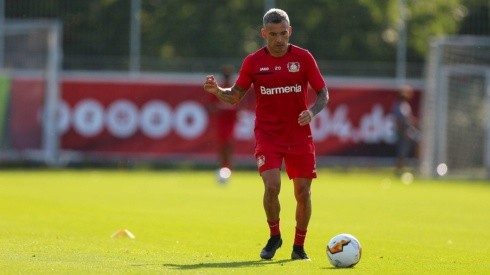 Charles Aránguiz entrena pensando en Europa League con nuevo look