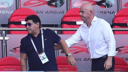 Maradona junto al presidente de la FIFA