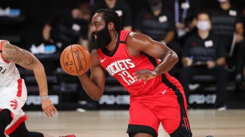 El escolta de los Rockets debió usar un incómodo barbijo para cubrir su frondosa barba.