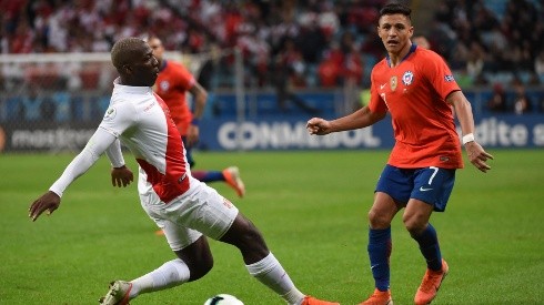 Alexis Sánchez ante Luis Advíncula en la última Copa América