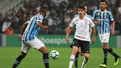Ángelo Araos con la camiseta de Corinthians ante Gremio