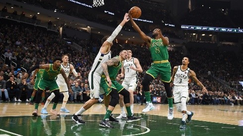 Celtics y Bucks chocan en Orlando, Florida.