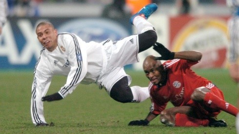 Zé Roberto jugando contra Ronaldo en Bayern Múnich