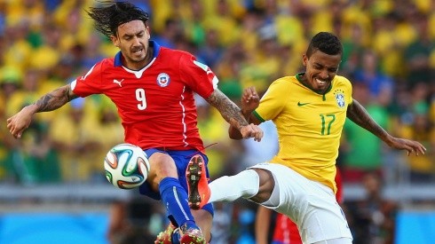 Pinilla disputa el balón ante Luiz Gustavo en el partido entre Chile y Brasil en el Mundial de 2014.