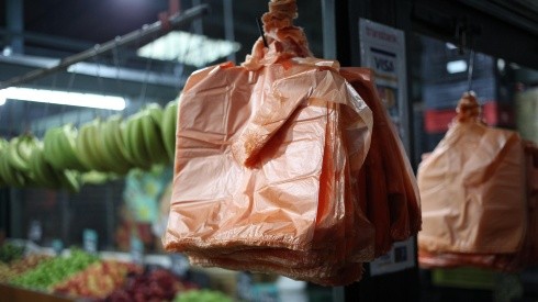 Desde este lunes se prohibe la entrega de bolsas plásticas en el pequeño y mediano comercio